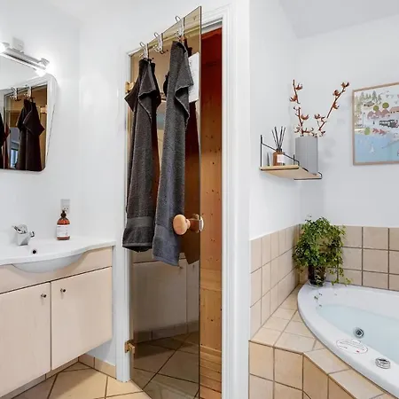 Gorgeous Apartment In Blavand With Sauna 아파트 *